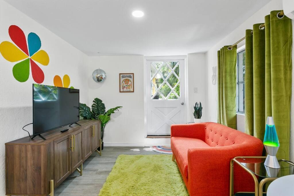 That 70'S Themed Apt Close To Coffee, Food + Shops Тампа Екстериор снимка