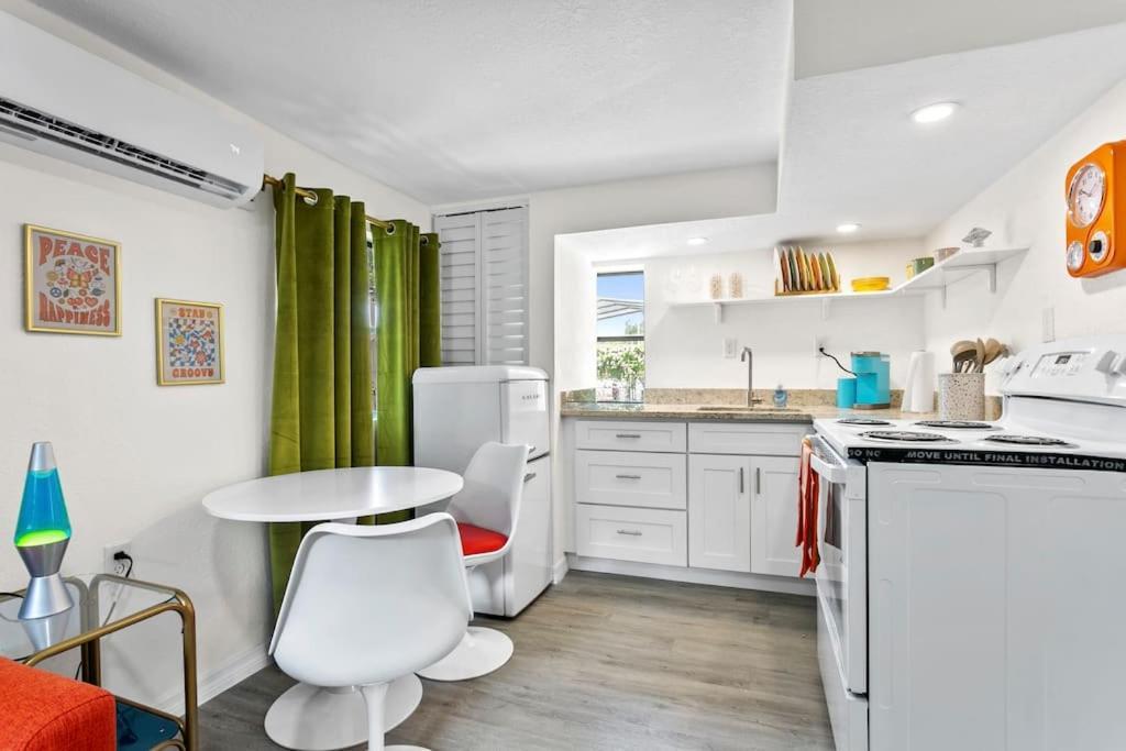 That 70'S Themed Apt Close To Coffee, Food + Shops Тампа Екстериор снимка