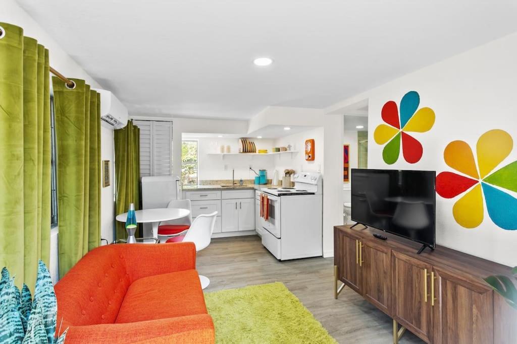 That 70'S Themed Apt Close To Coffee, Food + Shops Тампа Екстериор снимка