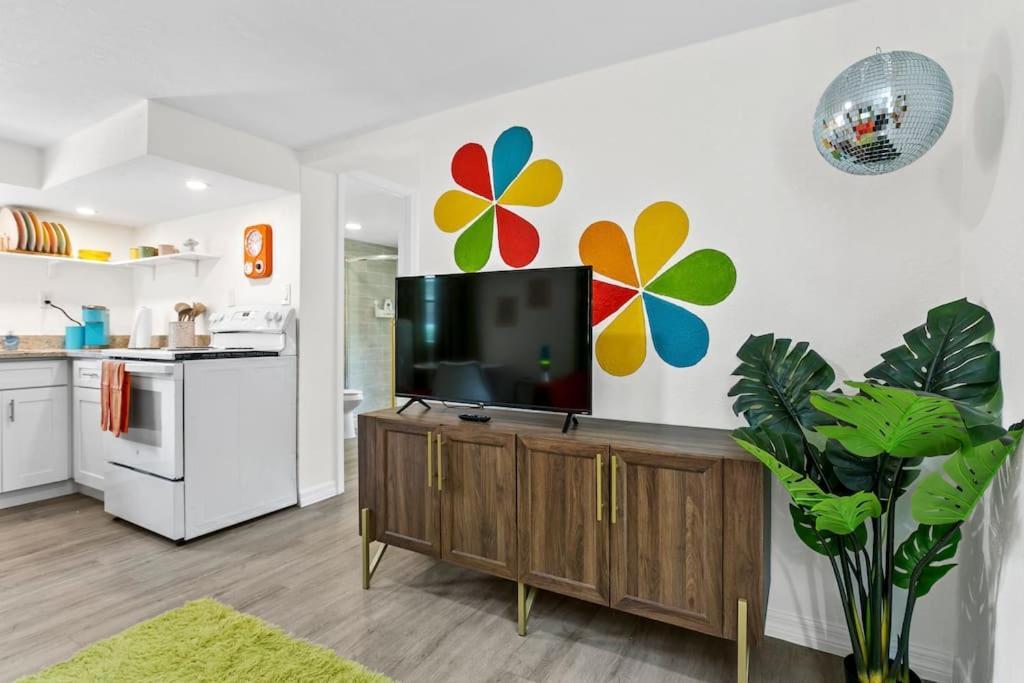 That 70'S Themed Apt Close To Coffee, Food + Shops Тампа Екстериор снимка